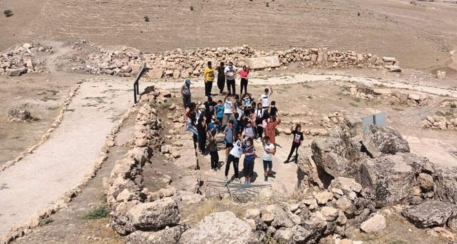 Diyarbakır’da ’Telafide Ben de Varım’ etkinliği kapsamında Zerzevan Kalesi’ne gezi düzenlendi