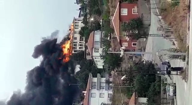 Yozgat’ta çıkan yangında iki evin çatısı hasar gördü