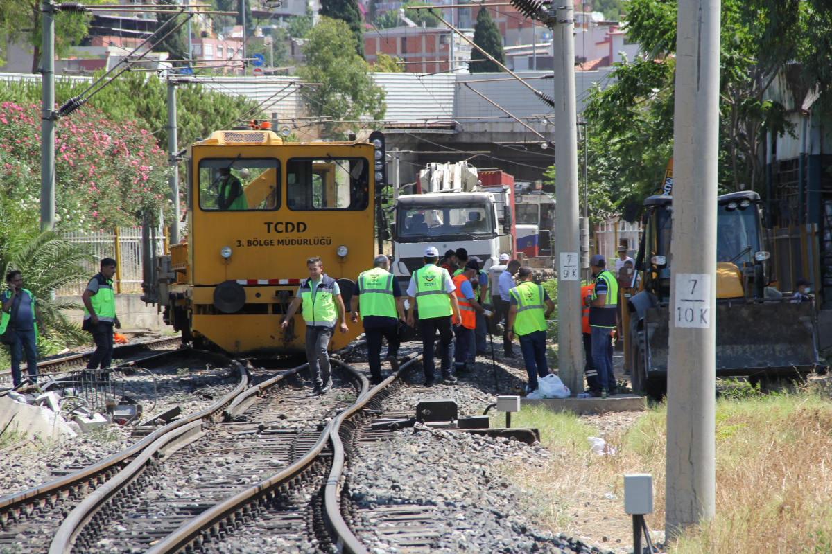 İzmir’de yük treni raydan çıktı, İZBAN seferleri aksadı
