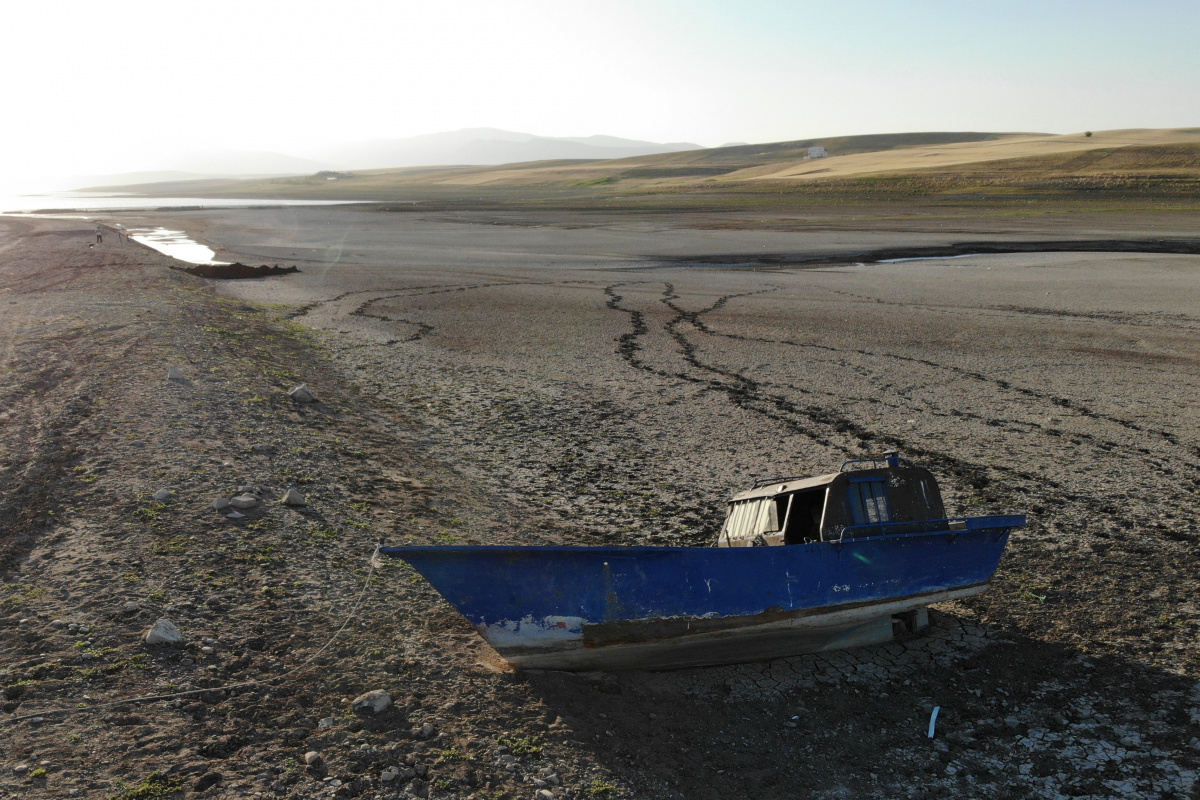 Alparslan-1 Barajı'nda sular çekildi, kayıklar karaya oturdu