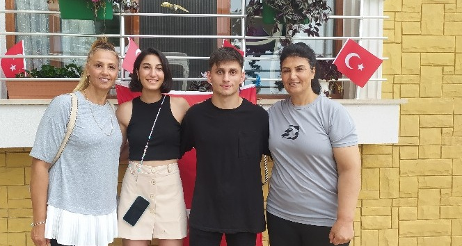 Annesi ve ikiz kardeşi Busenaz’ın olimpiyat şampiyonluğuna giden yolda verdiği mücadeleyi anlattı