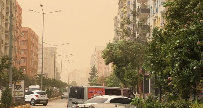 Mardin’de toz bulutu rüzgarla birlikte hayatı olumsuz etkiledi