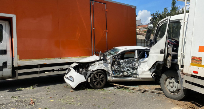 Sancaktepede feci kaza: Otomobil 2 kamyonetin arasında kaldı