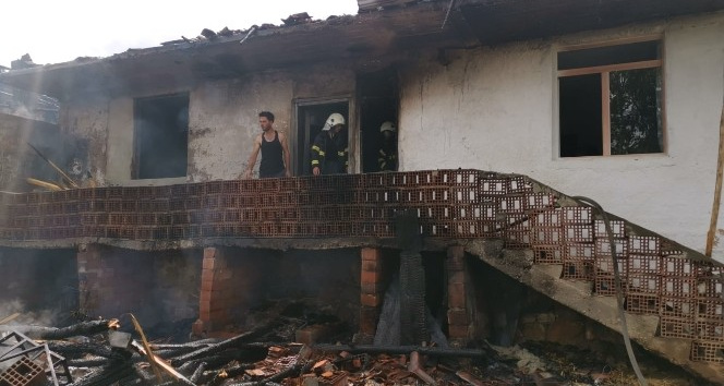 Tokat’ta, saman yangını evlere sıçradı