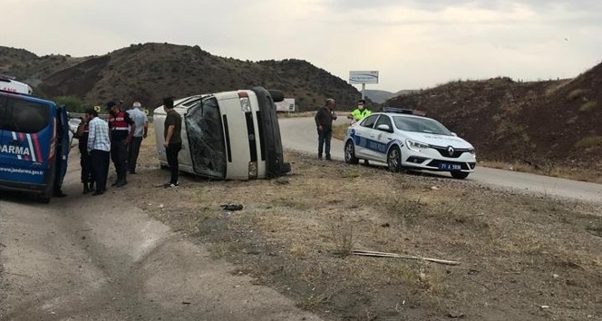 Panelvan minibüs takla attı: 3 yaralı