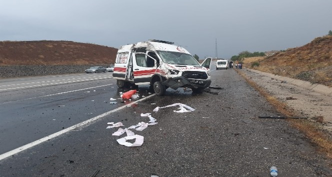 Bingöl’de ambulans kaza yaptı: 3 yaralı