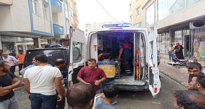 Balkonu temizlerken 5. kattan yan binanın üzerine düştü