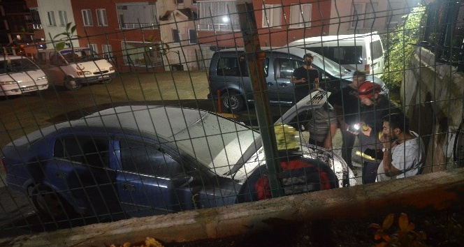 Park halindeki otomobilde yangın çıktı
