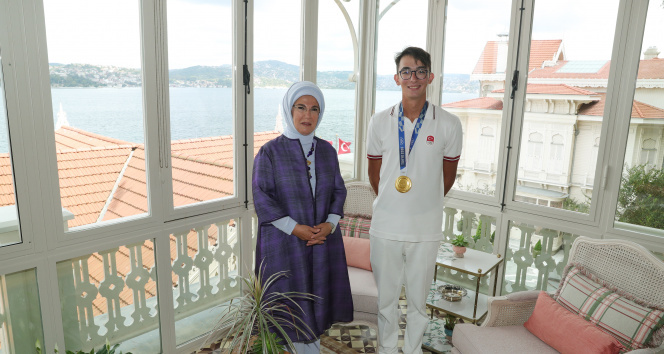 Mete Gazoz, Emine Erdoğanı ziyaret etti