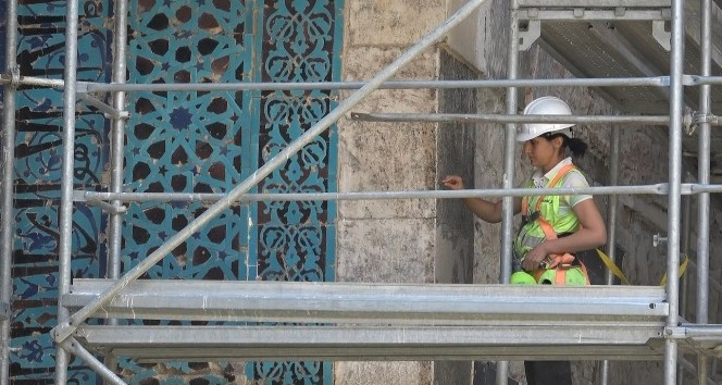 Paha biçilemeyen 8 asırlık çiniler turizme kazandırılıyor