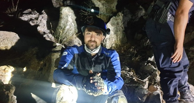 Fotoğraf çekmek için girdiği mağarada mahsur kalan muhabir 8 saat sonra kurtarıldı