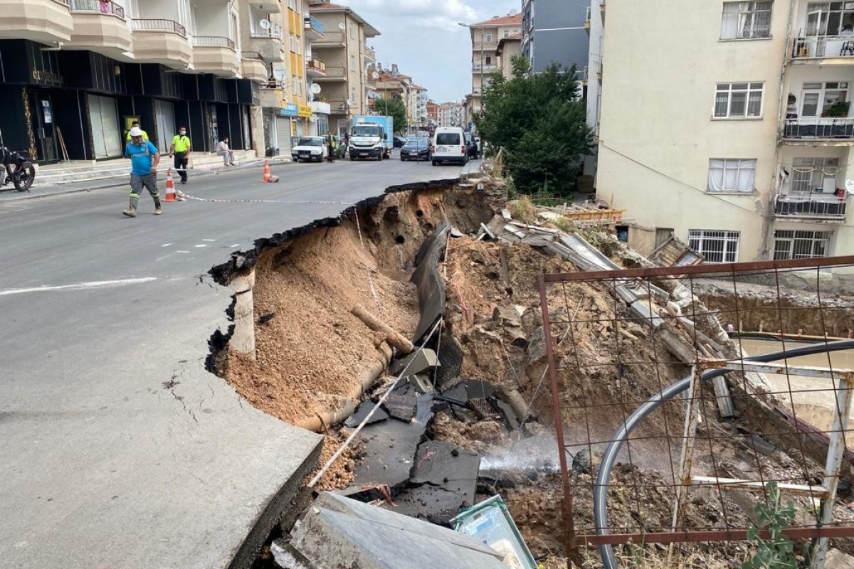 Başkent&#039;te bir inşaatın istinat duvarı çöktü