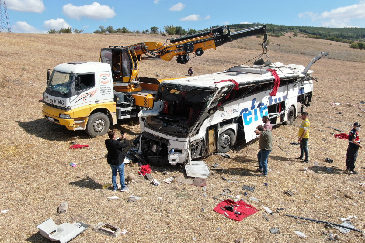 Balıkesir&#039;deki kazada hayatını kaybedenlerin isimleri belirlendi