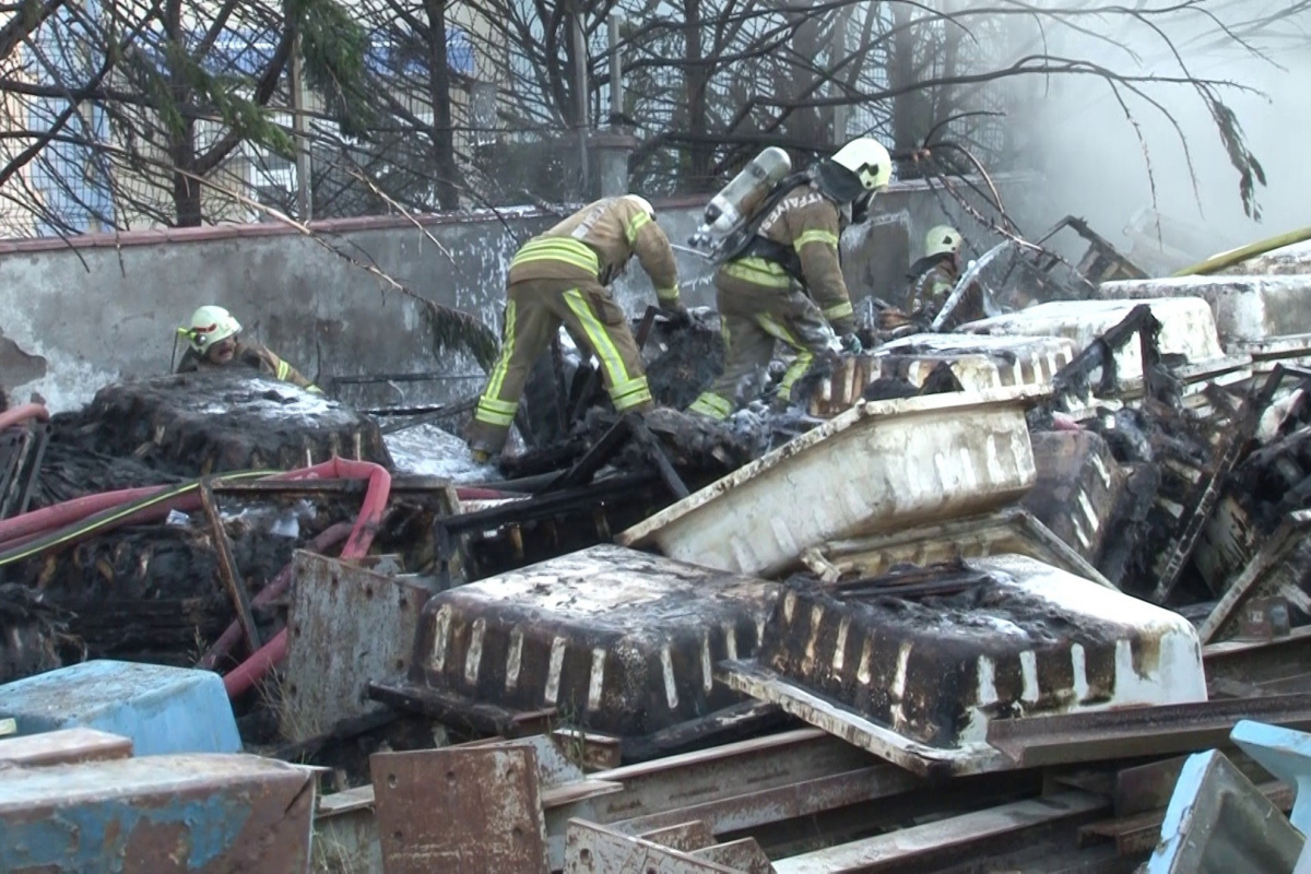 Sultanbeyli’de geri dönüşüm alanında çıkan yangın kontrol altına alındı
