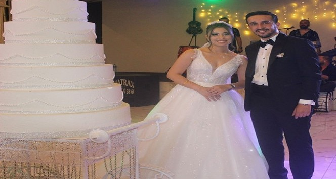 Futbol camiasını buluşturan düğün