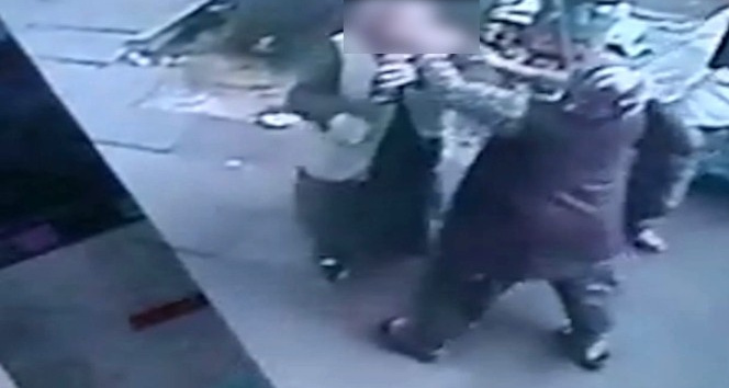 Saç saça, baş başa kavga ettiler