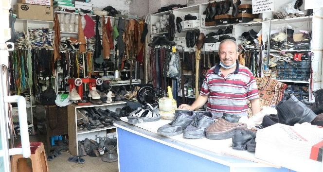 Yarım Asırlık ayakkabı tamircisi, 20 metrekare dükkanda 4 çocuk büyüttü