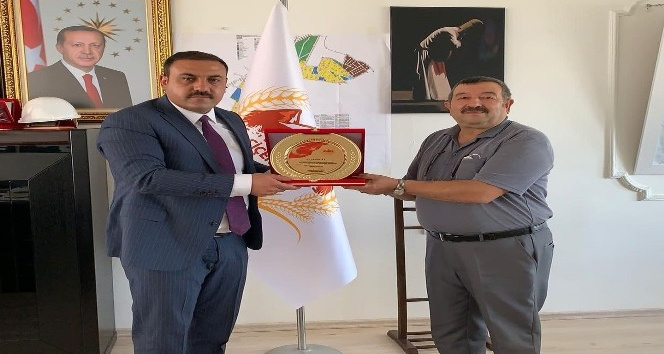 Evinin bahçesinde süs eşyası yapan vatandaşa Çiçekdağı Belediye Başkanından teşekkür plaketi