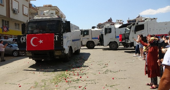 Manavgat yangınında görev yapan TOMA’lar çiçekler ve alkışlarla uğurlandı