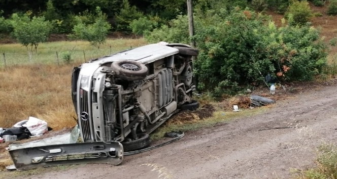 Tokat’ta araç şarampole devrildi: 2 yaralı