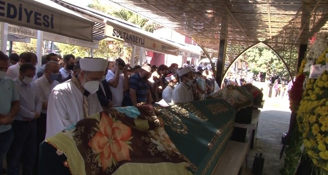 Sultanbeyli PTT Müdürü’nün kazada hayatını kaybeden ailesi son yolculuğuna uğurlandı