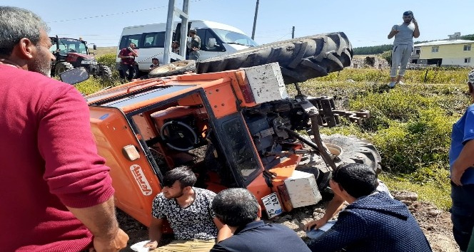 Traktör şarampole yuvarlandı: 2 yaralı