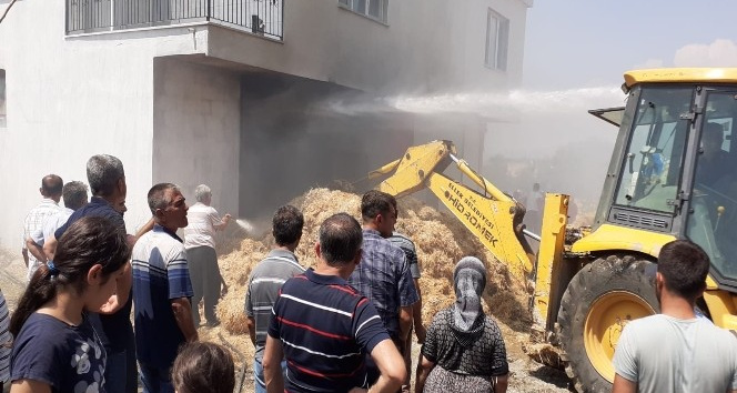 Ambar yangını meraklı vatandaşlara maske ve sosyal mesafeyi unutturdu