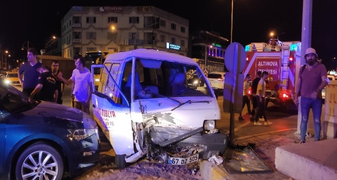 Altınova’da trafik kazası: 2 yaralı
