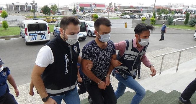 Karaman’da kayınvalidesini öldürüp eşini ve kayınbiraderini ağır yaralayan zanlı adliyeye sevk edildi
