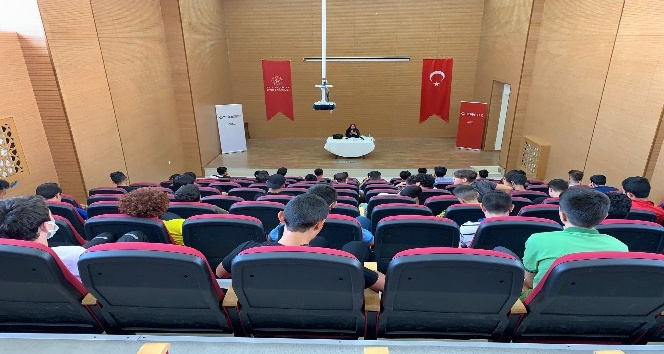 İmam hatipli öğrencilere “Yunus Emre ve Ahlat” konulu konferans