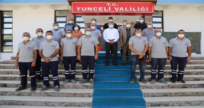Manavgat’taki yangın söndürme çalışmalarına katılan ekip Vali Özkan’la bir araya geldi