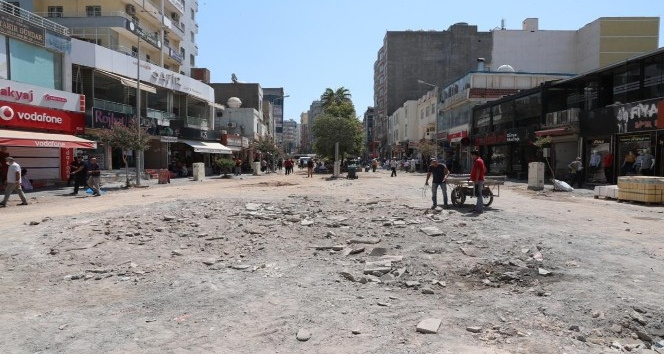 Kızıltepe Cumhuriyet Meydanında yenileme çalışmaları başladı