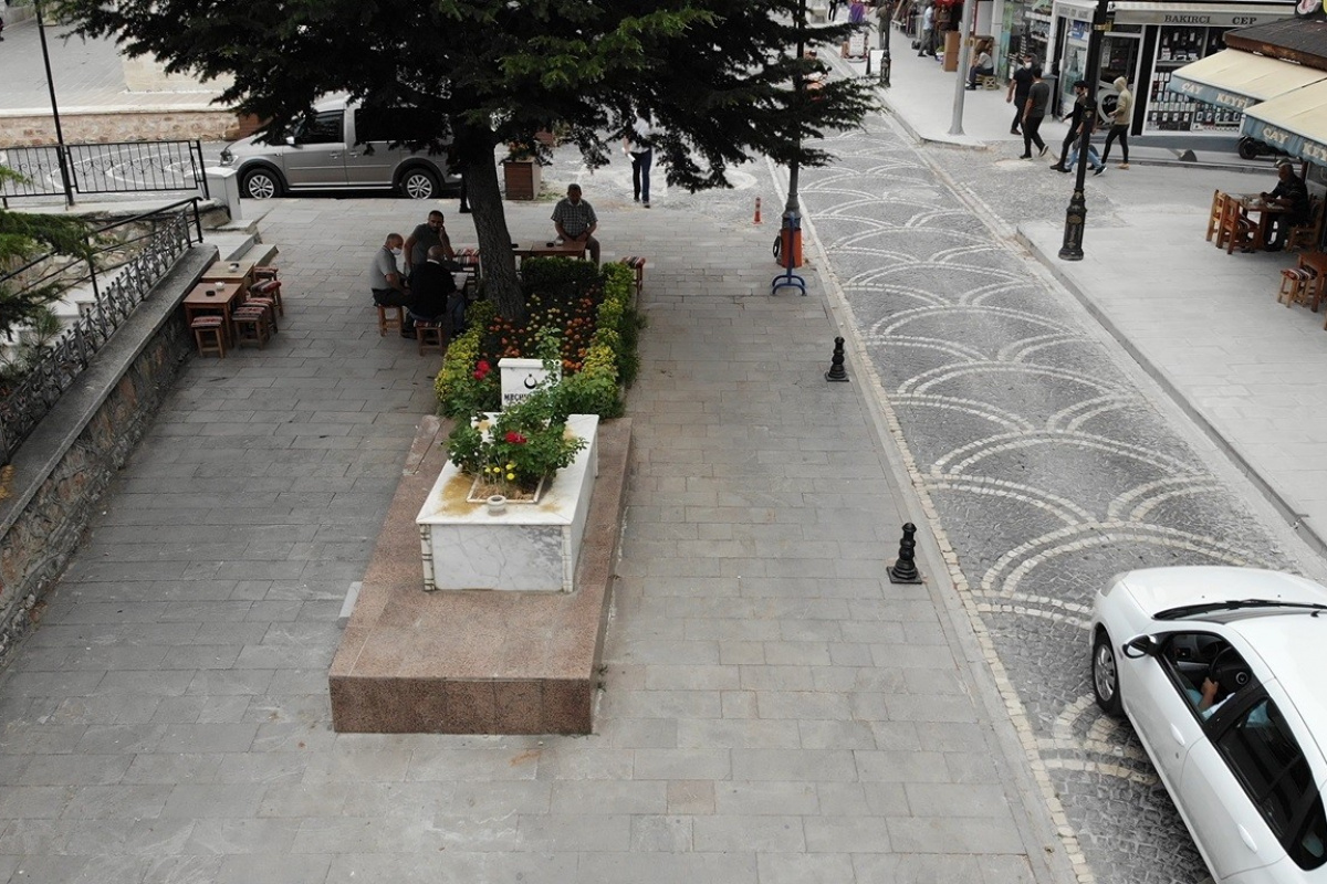 Kent merkezindeki 'Meçhul Asker’ mezarı dikkat çekiyor