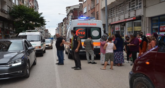 Aniden yola fırlayan çocuğa otomobil çarptı