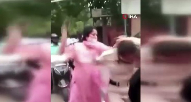 Maske takmamaya ısrar eden kadın, görevliyi tekme tokat dövdü