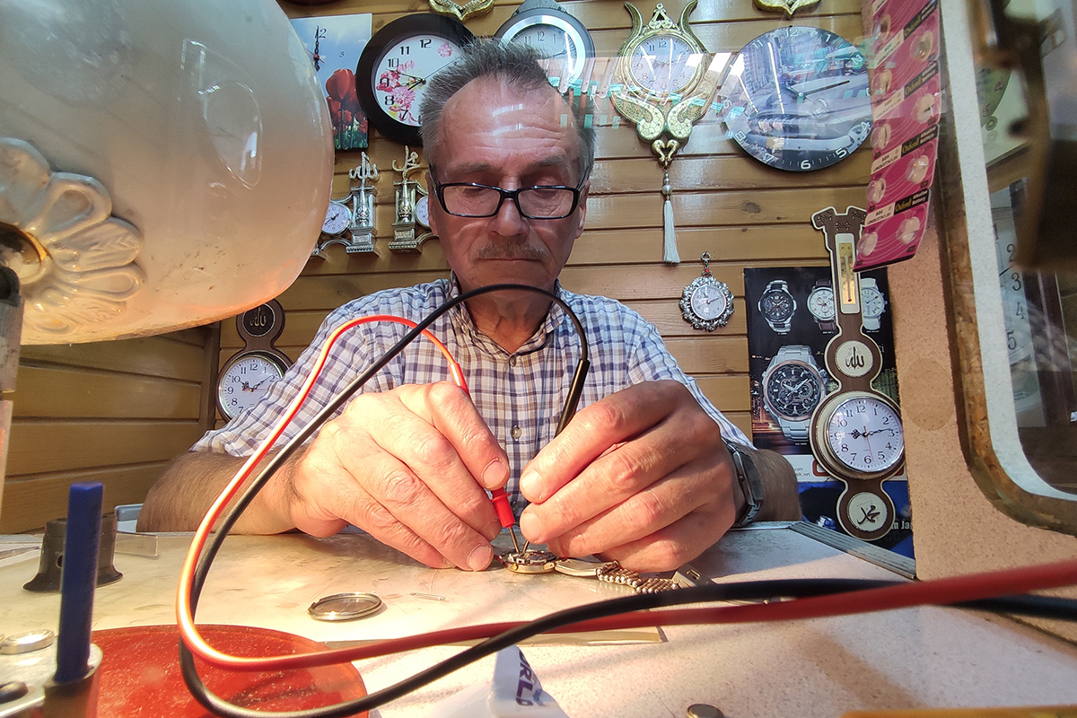 Yüz binlerce liralık saatleri çöpe gitmekten kurtarıyor