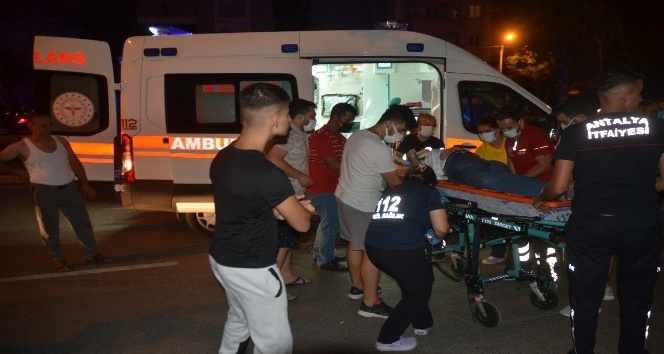Antalya’da otomobil önce motosiklete sonra ağaca çarptı: 1 ölü, 5 yaralı