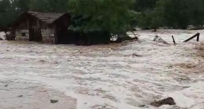 Kastamonuda şiddetli yağış sonrası bir köy su altında kaldı