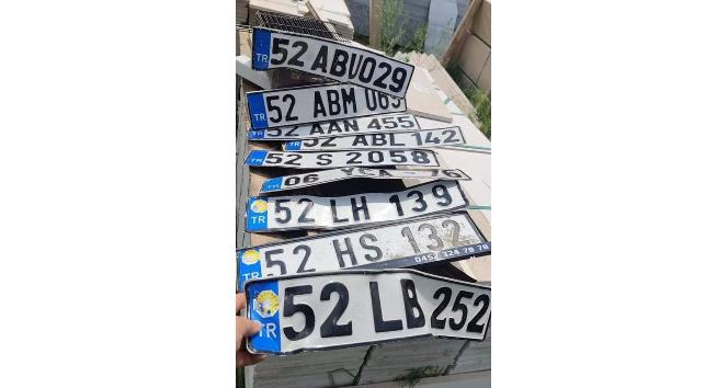 Sağanak yağıştan araçların plakaları düştü