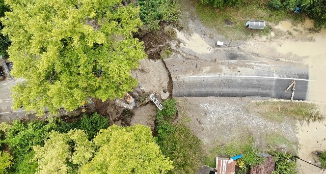 Çöken yola düşen iki araçtaki 12 kişi camlardan çıkarak kurtuldu