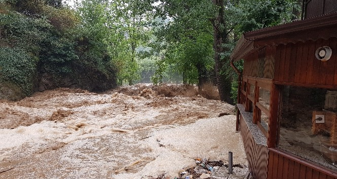 Sağanak sonrası dereler taştı, dükkanlar tehlikeyle karşı karşıya kaldı
