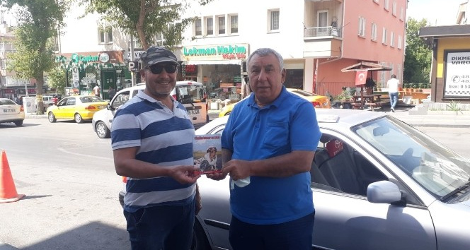 Gazeteci yazar Ünsal “Yüreğim İrevan’da Kaldı” romanını İsa Mert’e hediye etti