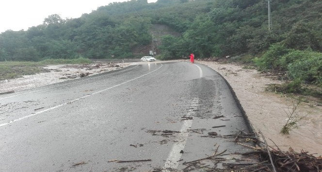 Ordu’da sağanak nedeniyle dere taştı, yol geçici olarak ulaşıma kapandı