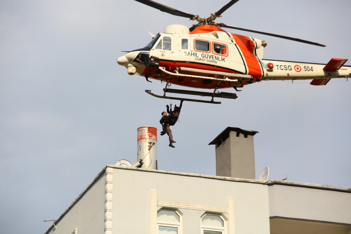 Binalarında mahsur kalan selzedeler helikopterlerle kurtarılıyor