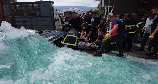 Üzerine cam blok devrilen camcı ölümden döndü