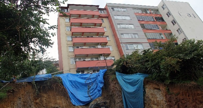 Giresun’da 7 katlı bir bina çökme tehlikesine karşı boşaltıldı