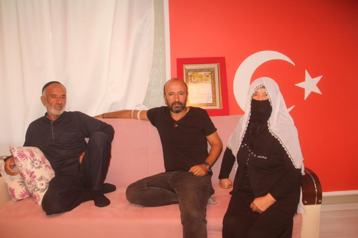 Meral Akşener&#039;in kahvehane ziyaretinde tepki gösteren şehit ağabeyine ailesinden destek