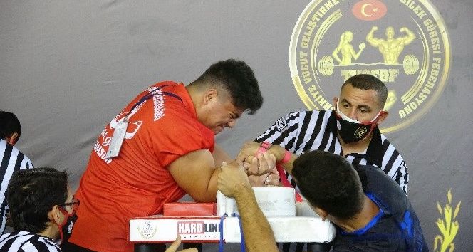 Pandemi döneminde ilk kez düzenlenen bilek güreşi şampiyonasına yoğun katılım