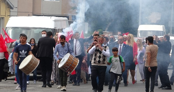 Yenilik Partisi Genel Başkanı Başkanı Yılmaz’a davul-zurna ve meşaleli karşılama