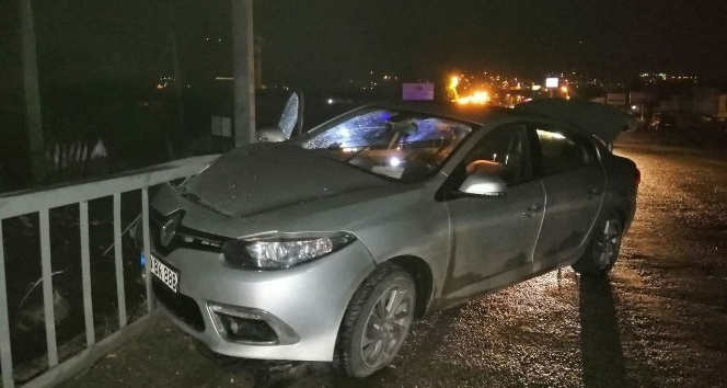 Köprünün korkulukları otomobile ok gibi saplandı: 2 yaralı